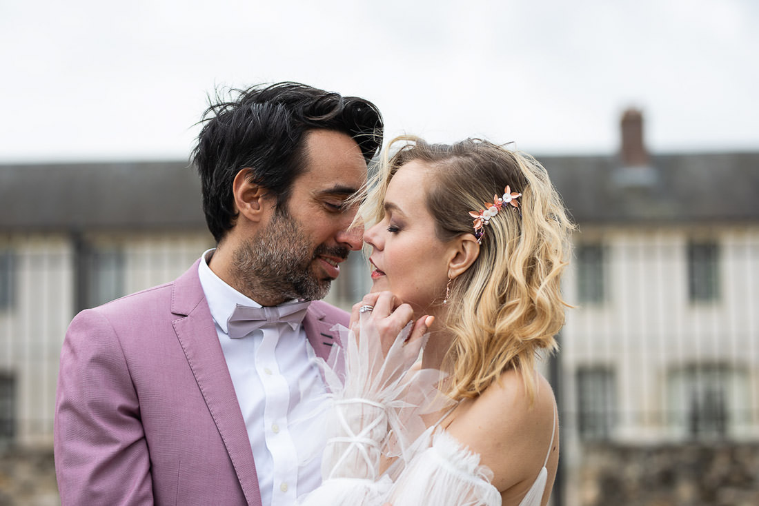 couple de mariés sur le theme printemps coloré avec bouquet de fleurs et robe de mariée romantique